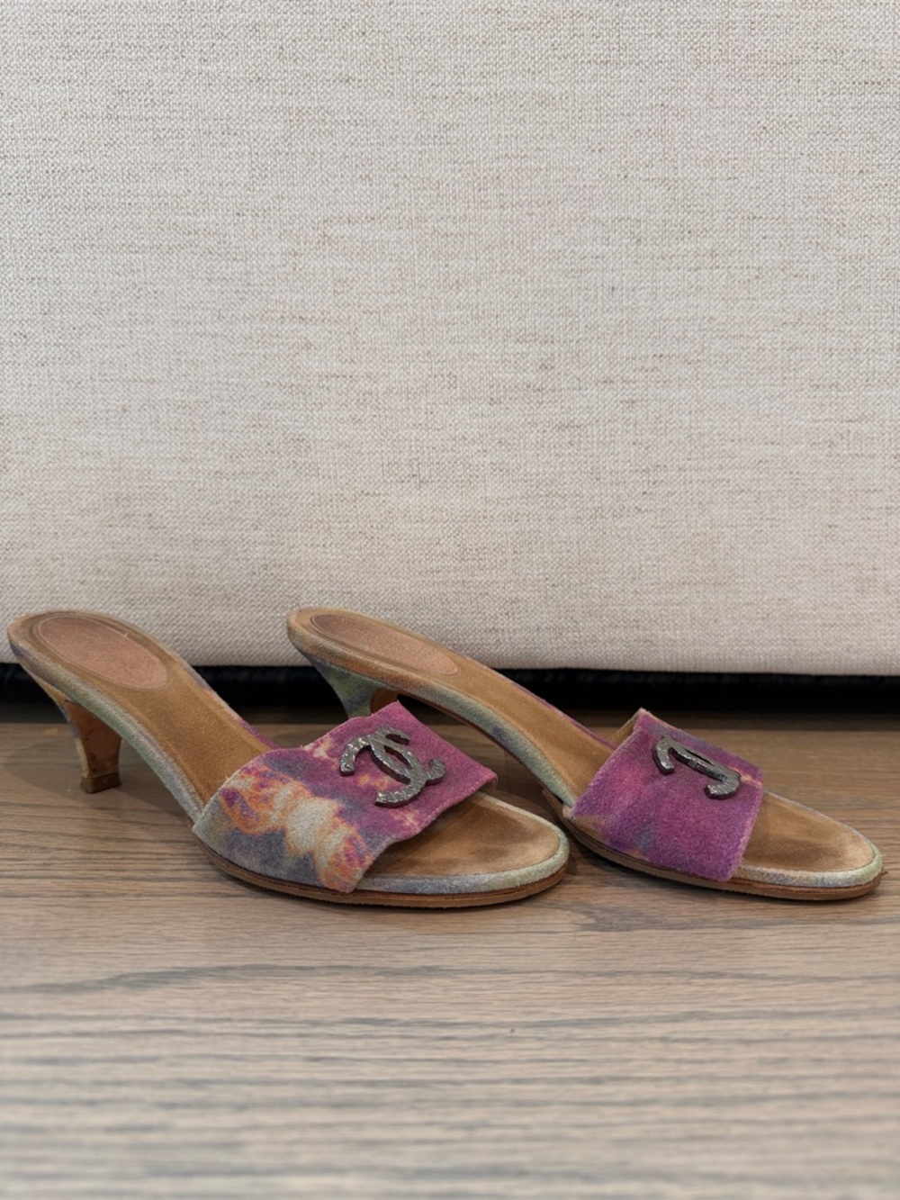 Chanel Purple Tie-Dye Suede Slide Sandals with Crystal CC - Picture 5 of 13